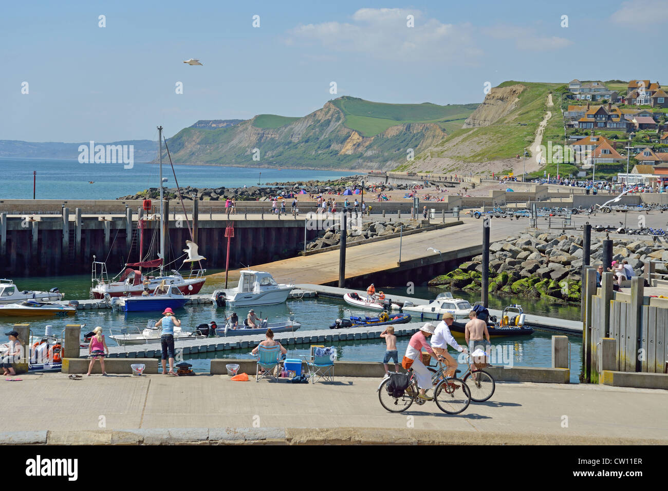 La spiaggia e la vista del porto, West Bay, Dorset, England, Regno Unito Foto Stock