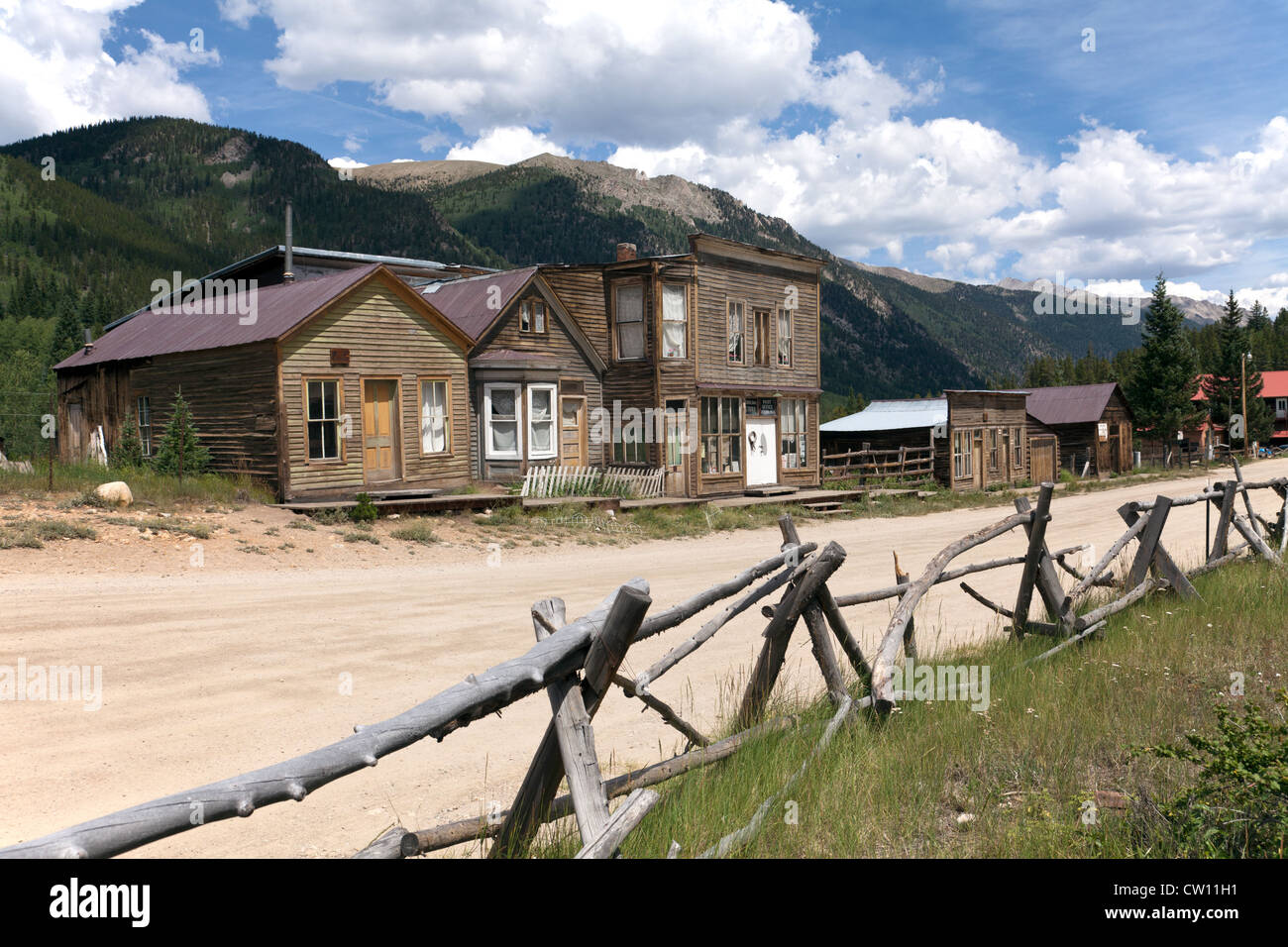 San Elmo, Colorado: edifici sgangherato inclinare in questo modo e che lungo la strada principale di questa antica città mineraria in Colorado Ro Foto Stock