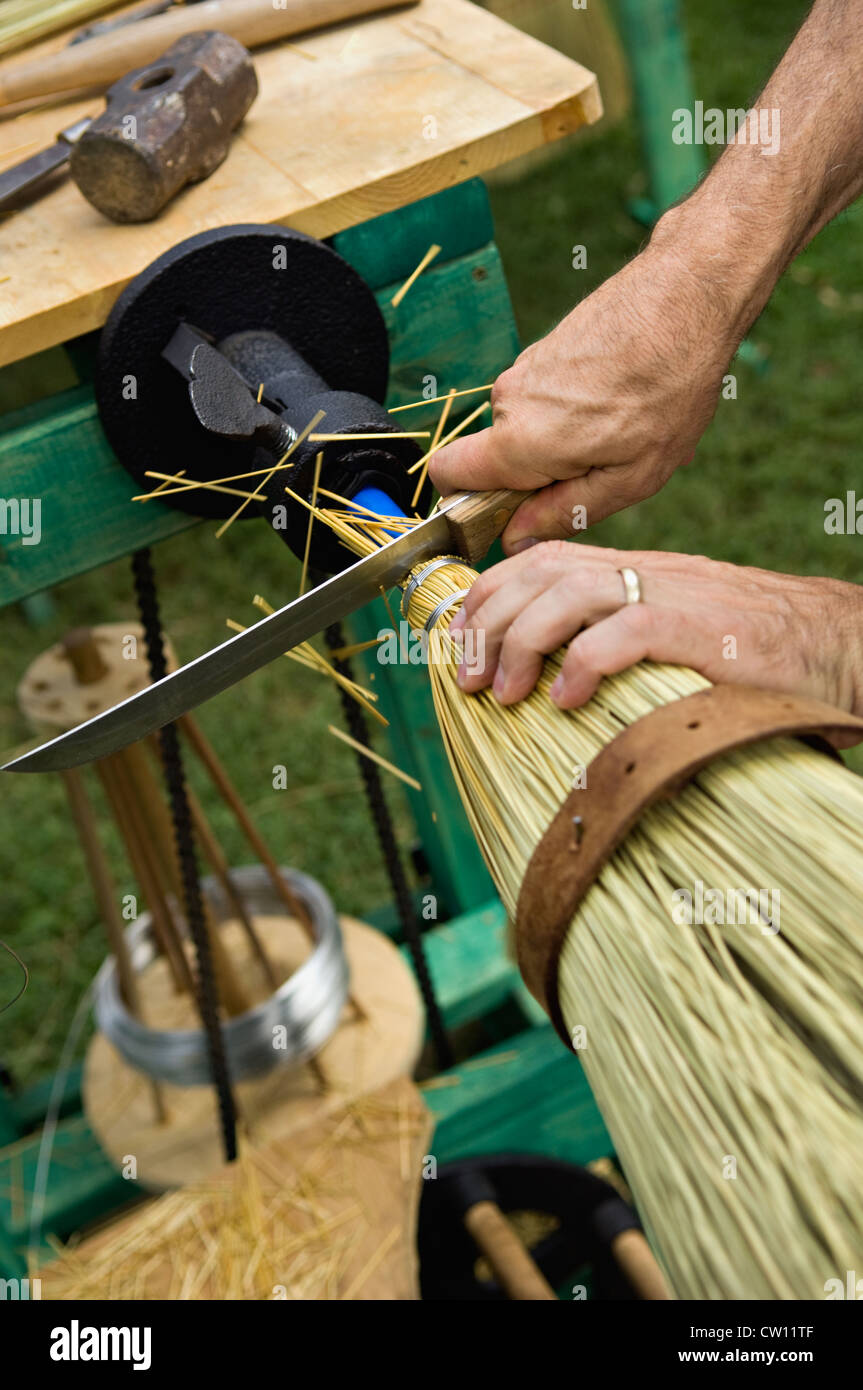 Artigiano facendo una scopa usando delle vecchie tecniche di tempo al Kentucky musica Weekend a Louisville, Kentucky Foto Stock