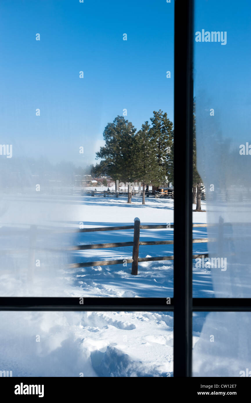 La vista di una finestra di cabina con la condensa che si affaccia su un innevato paesaggio di montagna Foto Stock