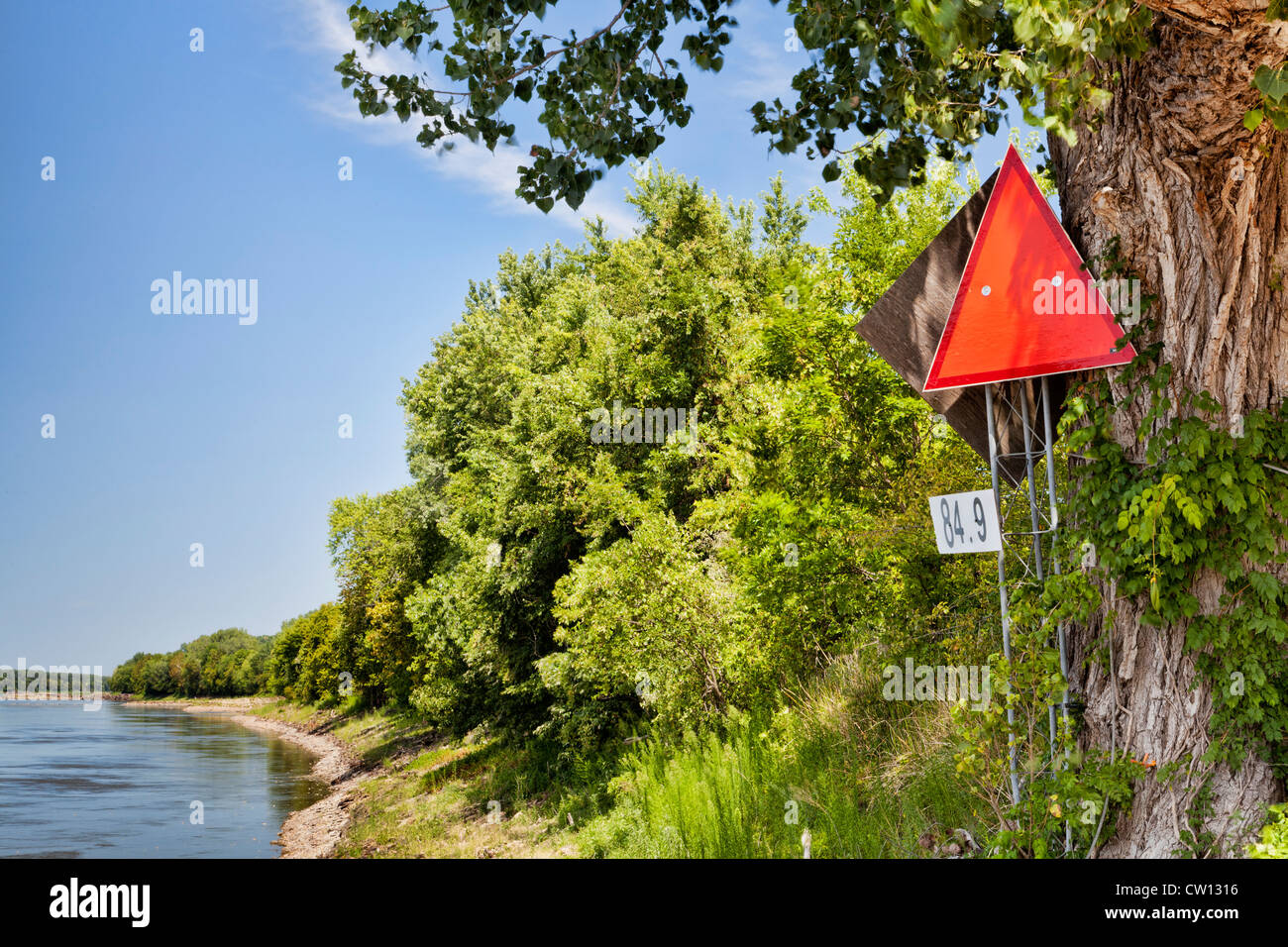 Rosso segno di navigazione e il chilometraggio sulla riva sinistra del fiume Missouri Foto Stock