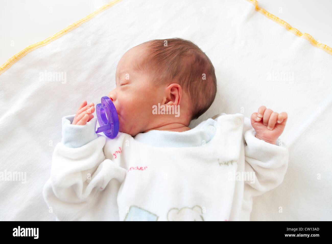 Neonato premature baby boy tenuto silenziosa con un succhietto Foto Stock