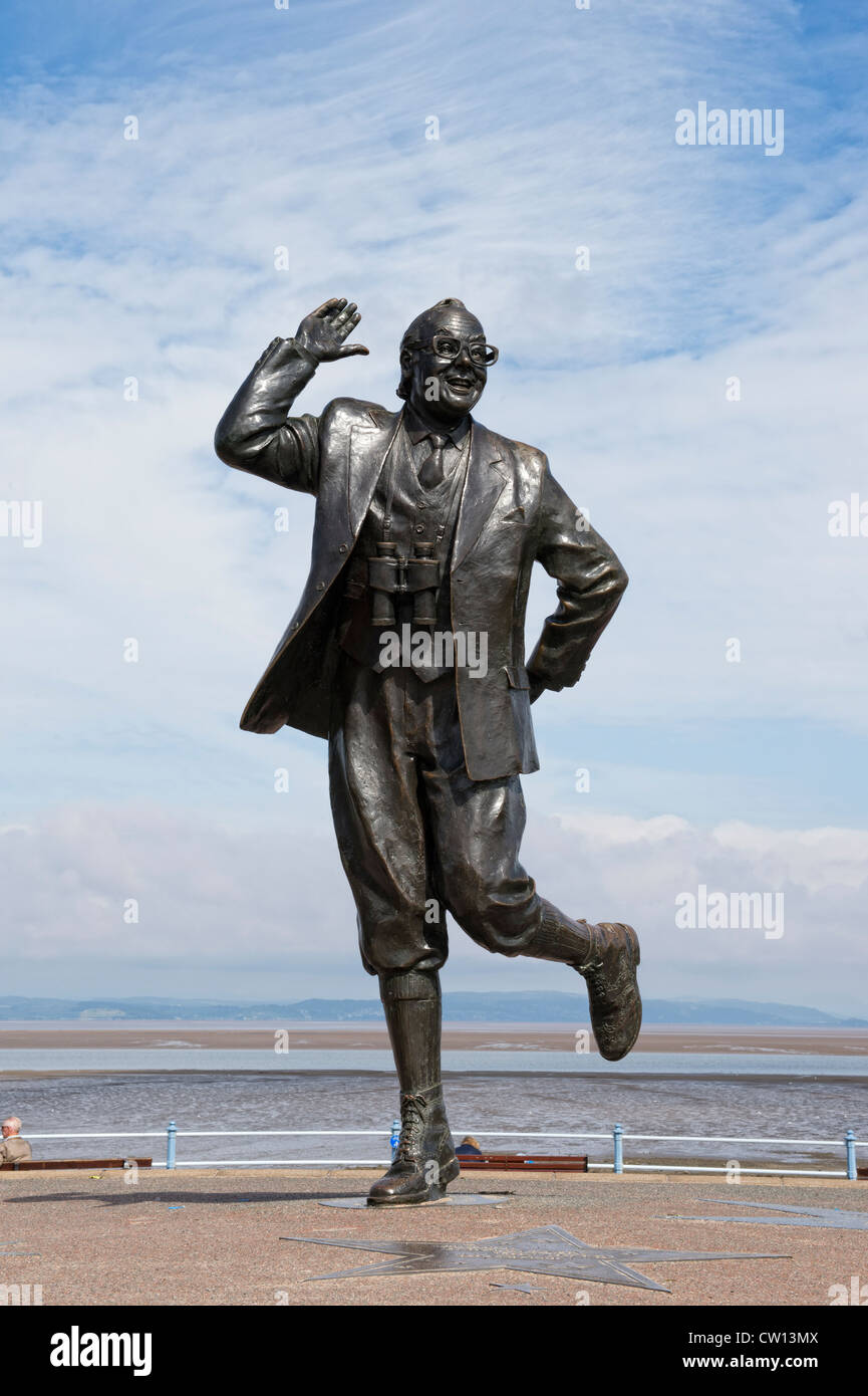 Statua in bronzo del comico Eric Morecambe sul lungomare nella sua città natale di Morecambe, Lancashire Foto Stock