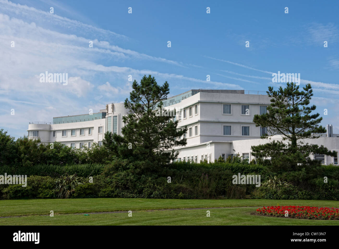 La Midland hotel a Morecambe, Lancashire visto dal lungomare giardini. Foto Stock