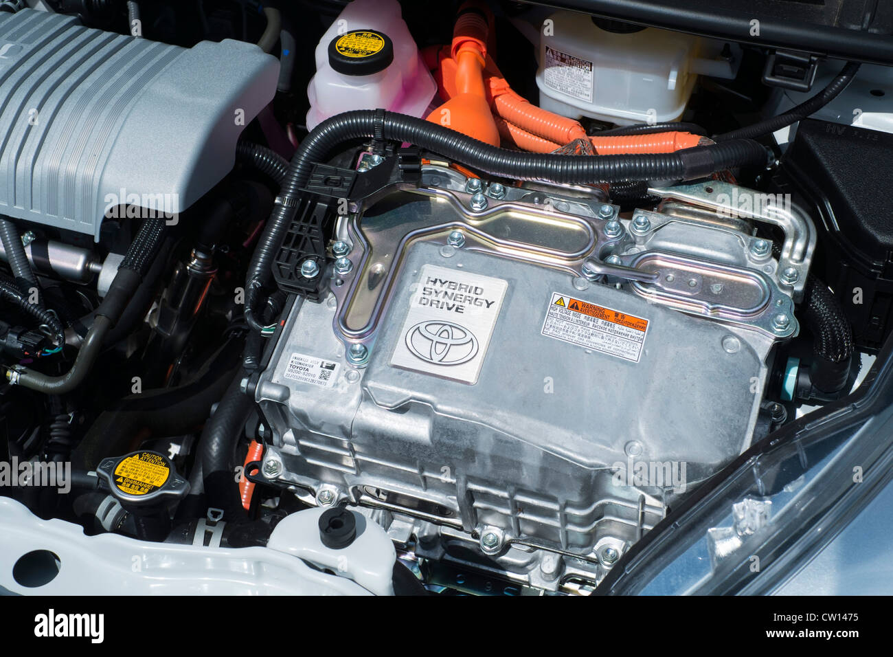 Dettaglio di elettrica e a benzina motore ibrido nella nuova Toyota Yaris auto Foto Stock