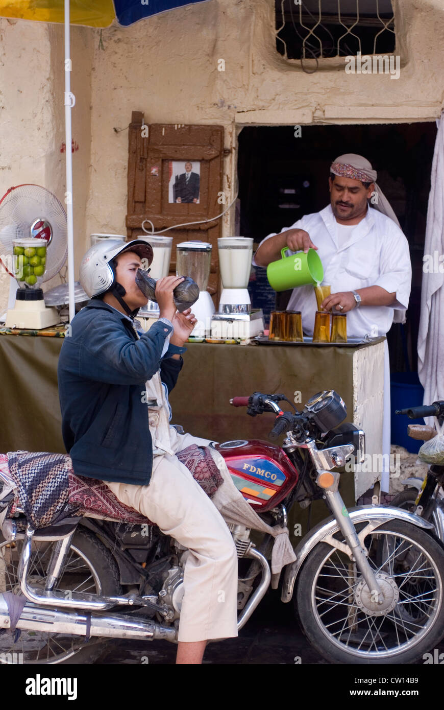 Bar dei tè nel souk di Sana'a, un sito Patrimonio Mondiale dell'UNESCO, Yemen, Asia Occidentale, Penisola Arabica. Foto Stock