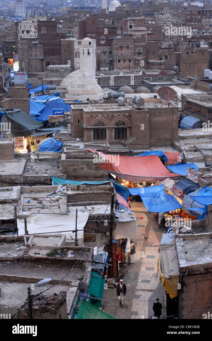 Vista della città vecchia di Sana'a al tramonto, un sito Patrimonio Mondiale dell'UNESCO, Yemen, Asia Occidentale, Penisola Arabica. Foto Stock