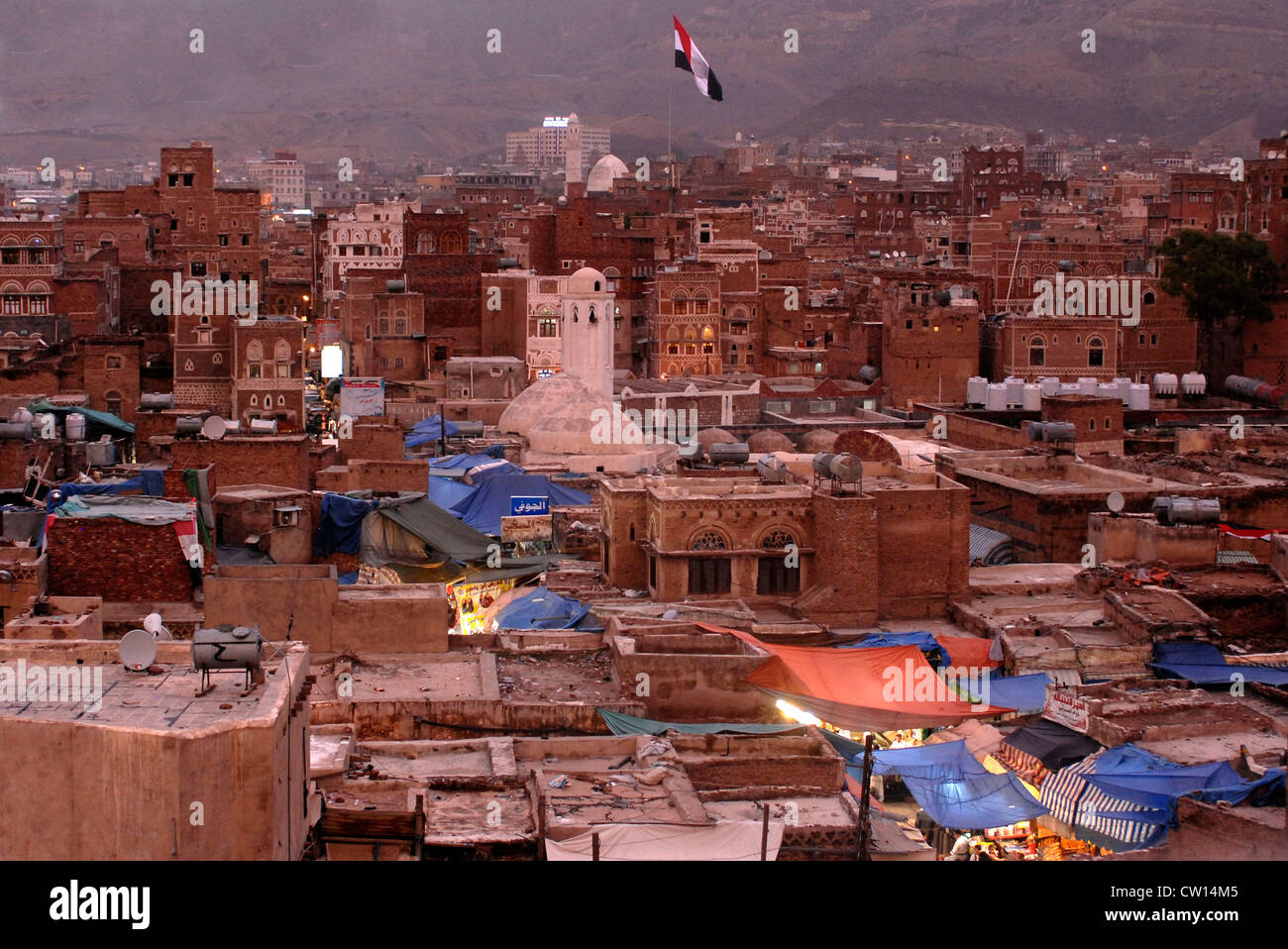 Vista della città vecchia di Sana'a al tramonto, un sito Patrimonio Mondiale dell'UNESCO, Yemen, Asia Occidentale, Penisola Arabica. Foto Stock