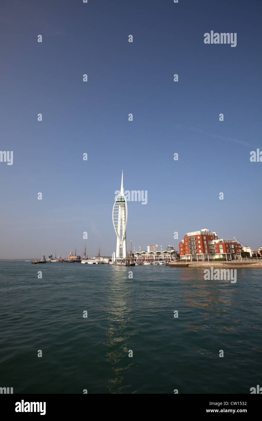 Città di Portsmouth, Inghilterra. Vista pittoresca di Gunwharf Quays e la 170 metri Spinnaker Tower. Foto Stock