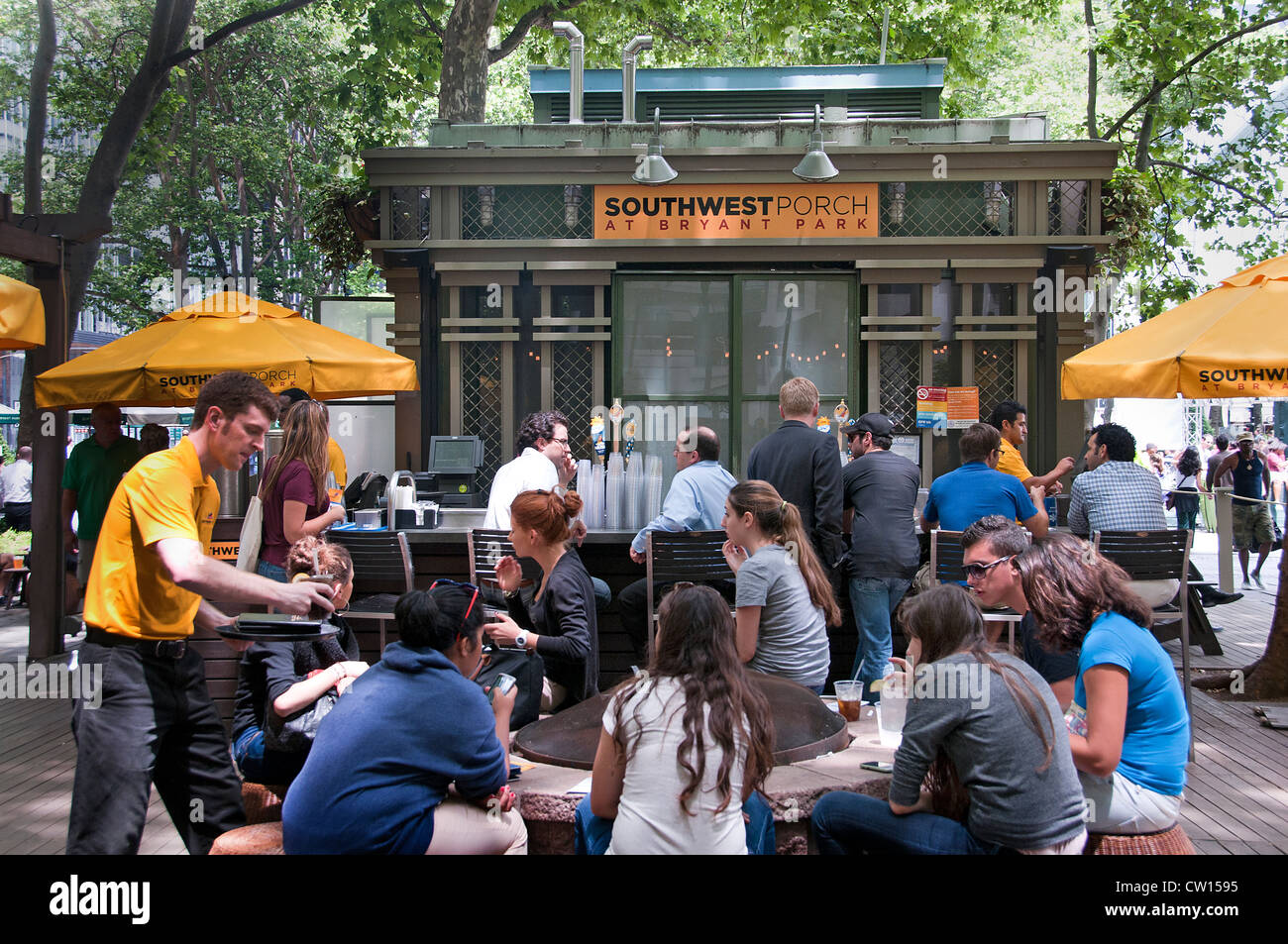 Bryant Park Southwest portico marciapiede Street Bar Pub cafe Manhattan New York City Stati Uniti d'America Foto Stock