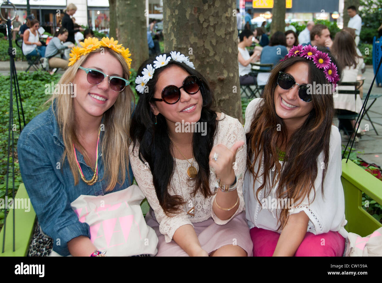 Sorridente giovane donna fiori divertimento Bryant Park Manhattan New York City Stati Uniti d'America Foto Stock
