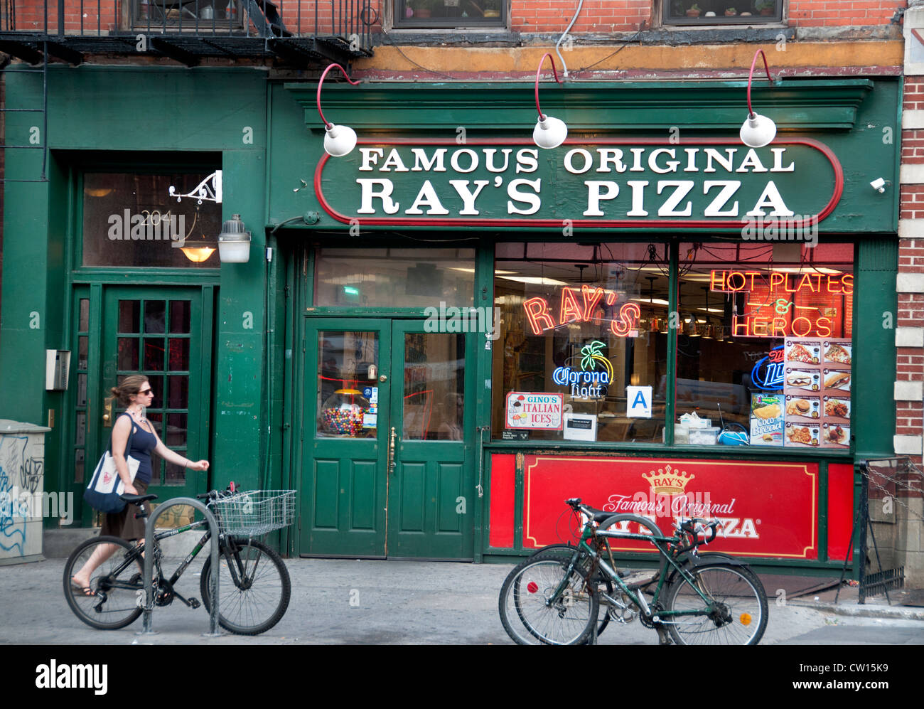 Famoso Ray di pizza originale Ottava Avenue Chelsea Meatpacking District Manhattan New York City Stati Uniti d'America Foto Stock