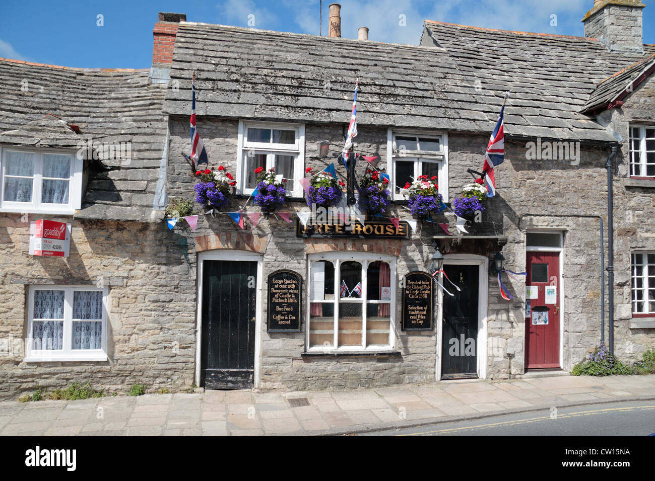 La patriottica Fox Inn public house di Corfe Castle, Dorset, Regno Unito. Foto Stock