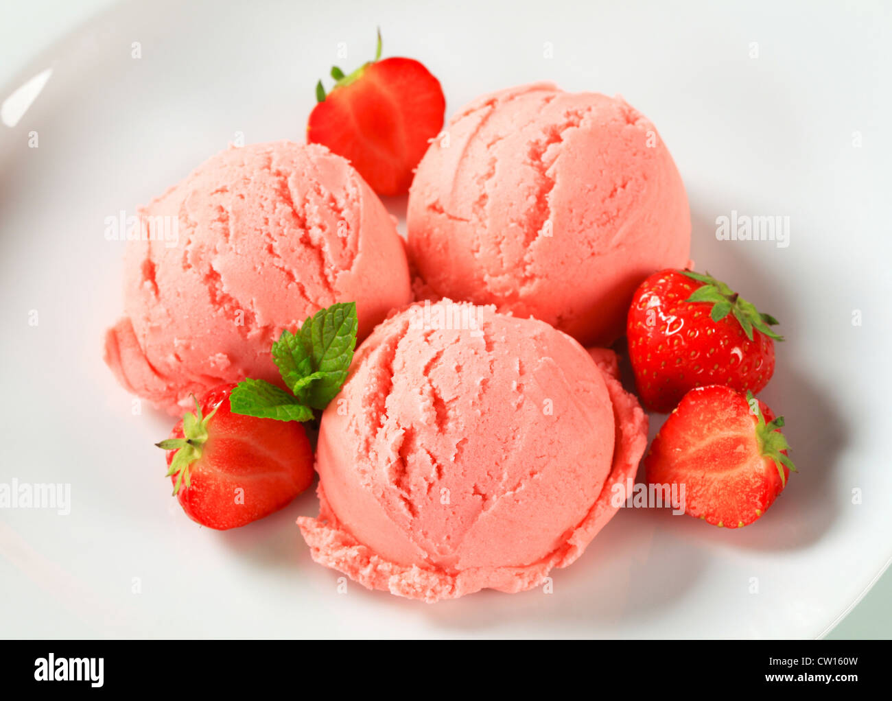 Palline di gelato alla fragola e fragole fresche Foto Stock