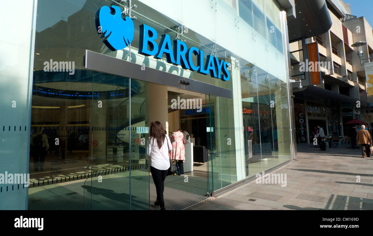 Una giovane donna cliente immettendo Barclays Bank, St David's Way lavorando St, Cardiff City Centre, South Wales UK KATHY DEWITT Foto Stock