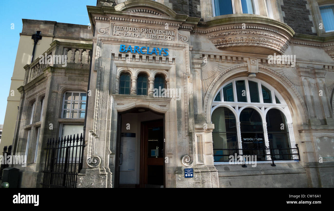 L'esterno di Barclays Bank e firmare Carmarthen Dyfed Carmarthenshire Wales UK Foto Stock