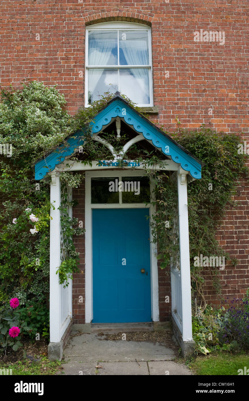 Portico e blu della porta anteriore del periodo casa nel villaggio di Brampton Bryan Herefordshire England Regno Unito Foto Stock