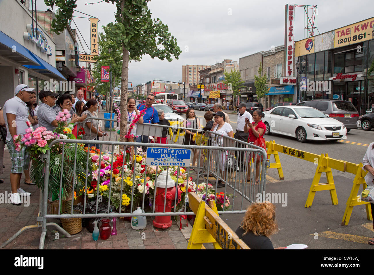 Un nodo sul tronco di un albero, che molti considerano come un miracolo che raffigura la Vergine Maria, attrae folle di gran parte di fedeli di origine ispanica. Foto Stock