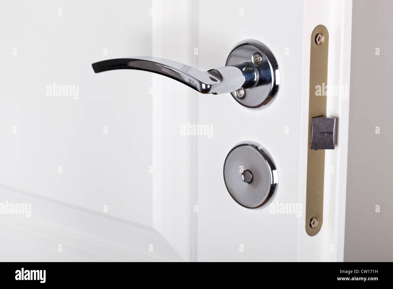 Stile moderno porta d'argento maniglia sulla porta bianca Foto Stock