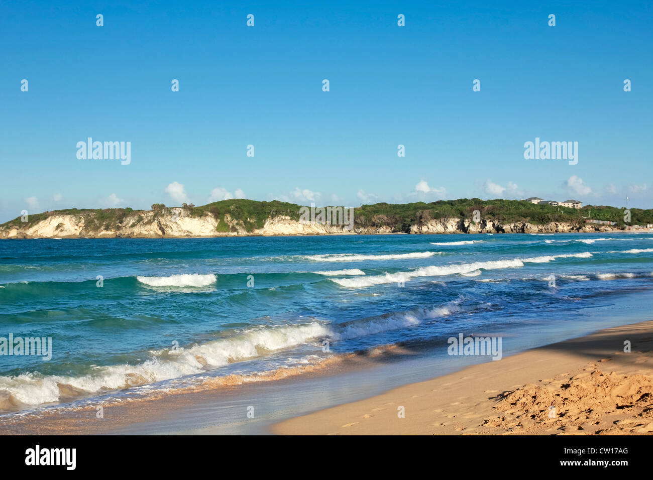 Spiaggia tropicale dell'oceano Atlantico con onde, spiaggia di Macao Foto Stock