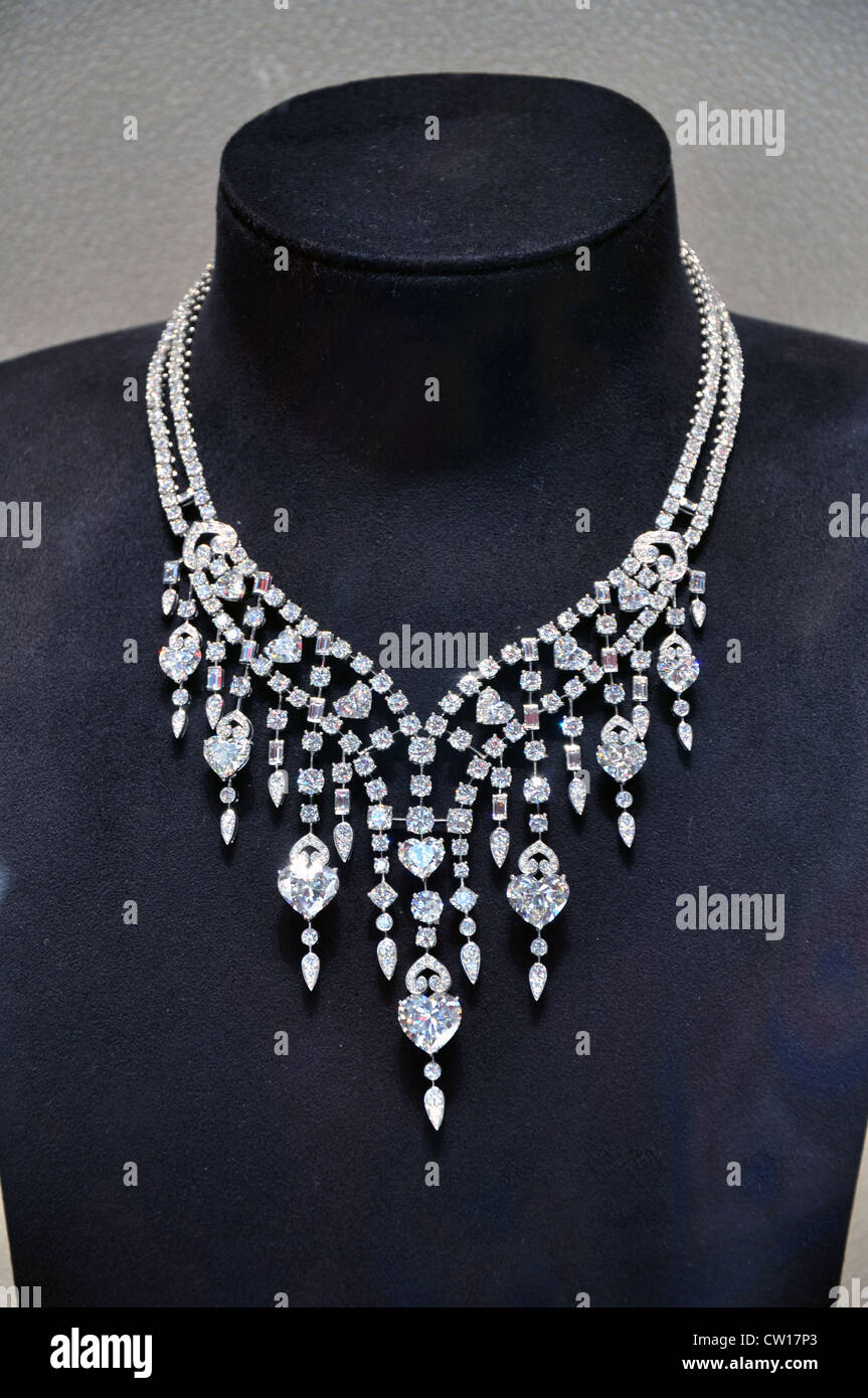 Cartier collana di diamanti Foto stock - Alamy