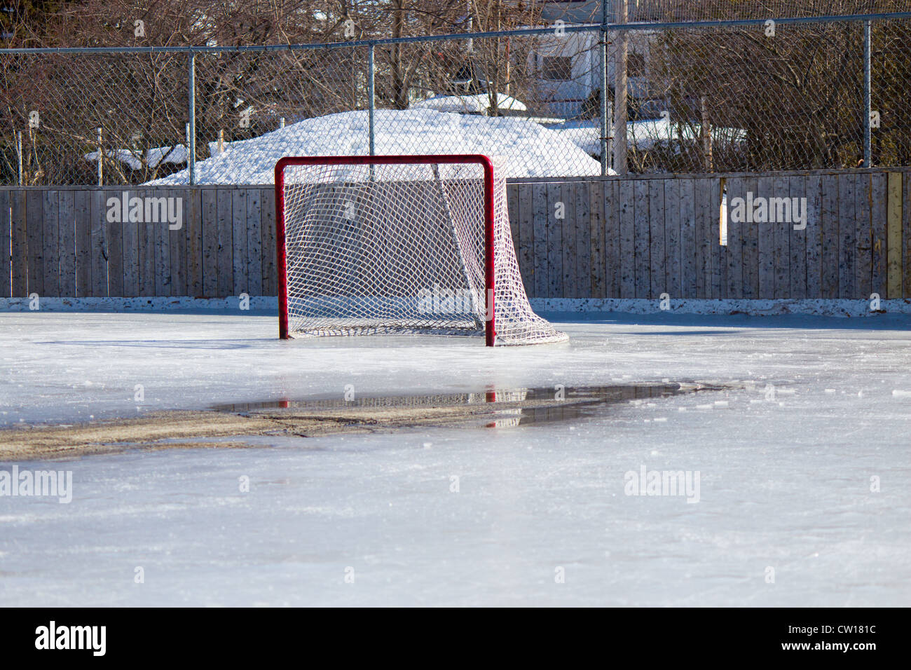 Hockey su Ghiaccio Ghiaccio con rete di hockey su ghiaccio in fusione in primavera. Foto Stock