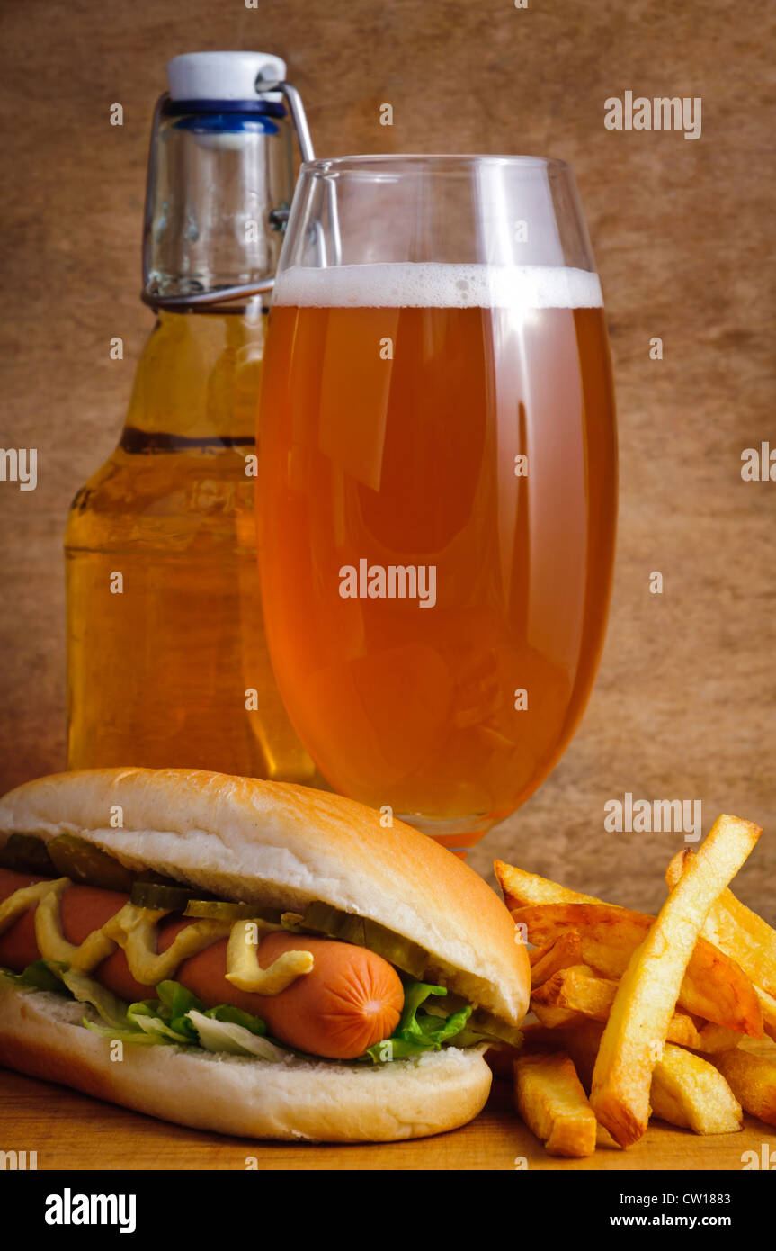 Il fast food menu con birra, hotdog e patatine fritte Foto Stock