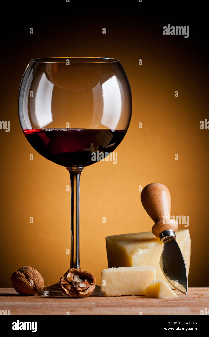 Bicchiere di vino rosso e formaggio duro italiano Foto Stock