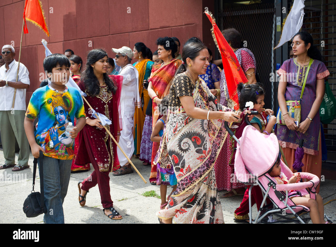 Centinaia di membri della Hare Krishna religione marzo nel loro annuale Ratha Yatra parade Foto Stock Centinaia di membri della Hare Krishna religione marzo nel loro annuale Ratha Yatra parade Foto Stock