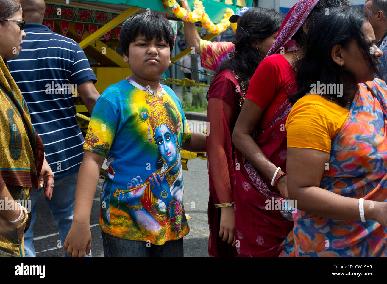 Centinaia di membri della Hare Krishna religione marzo nel loro annuale Ratha Yatra parade Foto Stock Centinaia di membri della Hare Krishna religione marzo nel loro annuale Ratha Yatra parade Foto Stock