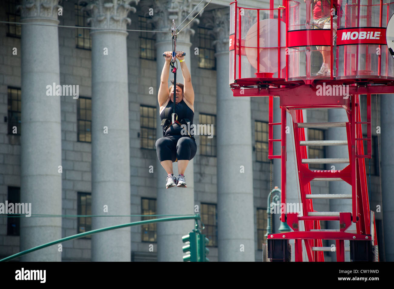 I partecipanti al quinto annuale New York estate le strade di New York cavalcare un zip line a Foley Square di riposo Foto Stock