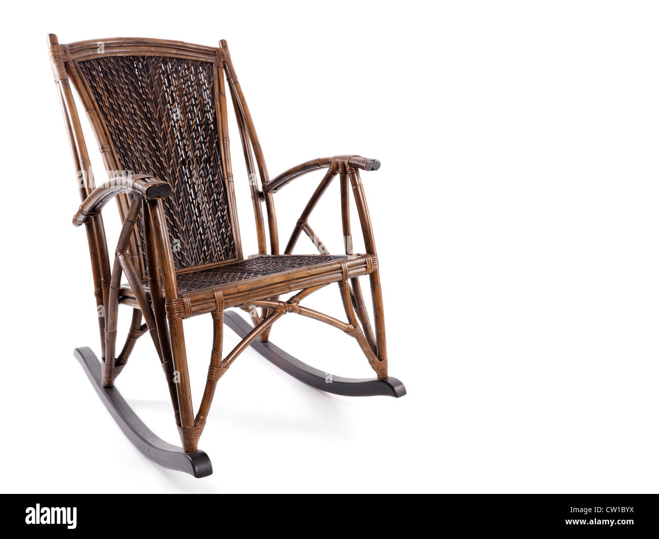 Antico di legno di vimini sedia a dondolo isolati su sfondo bianco Foto Stock
