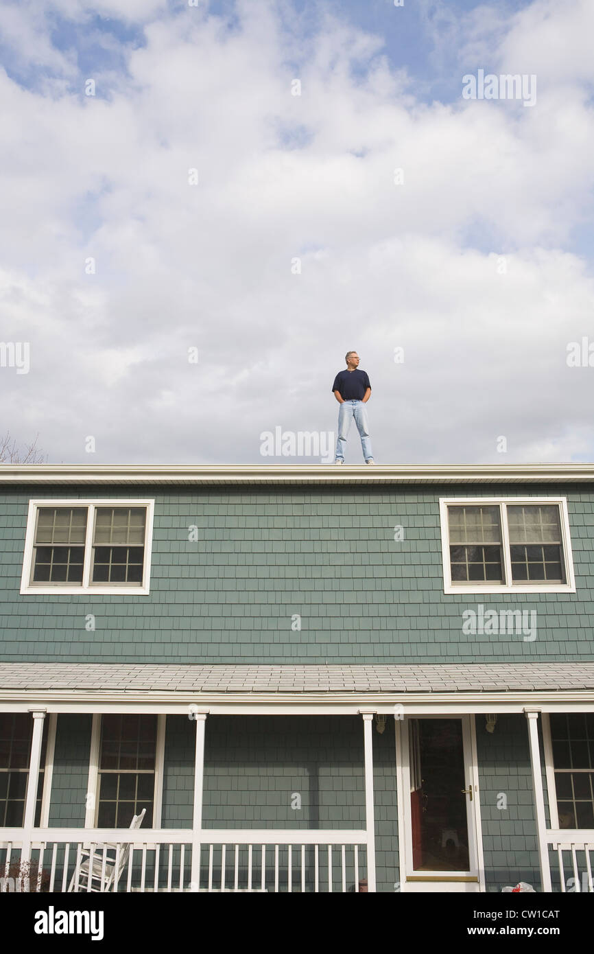 L'uomo sul tetto di casa Foto Stock
