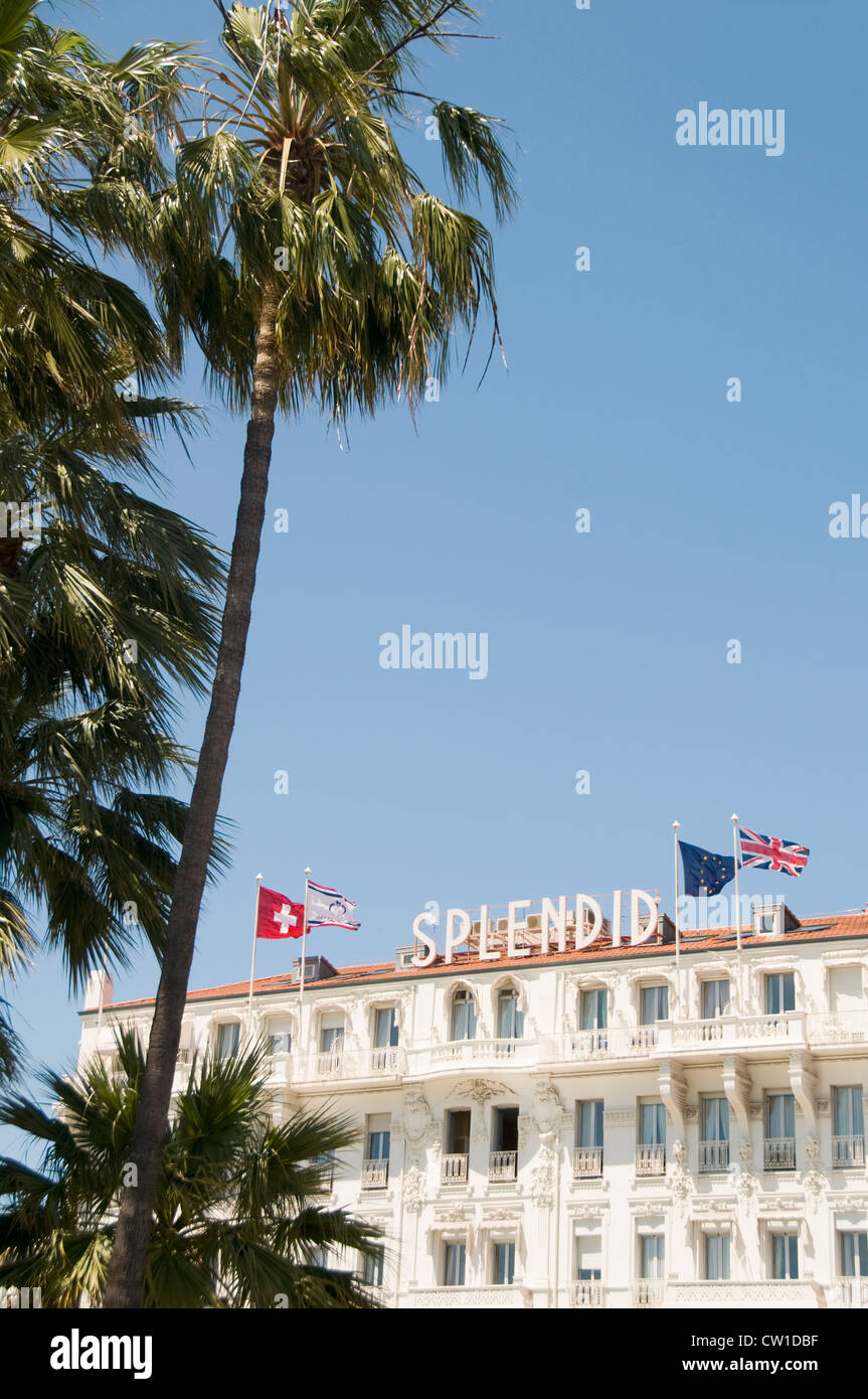Cannes Francia hotel famoso segno di architettura neon vecchio e storico costoso viaggio editoriale Palm tree nessuno nessuno nessun popolo Sple Foto Stock