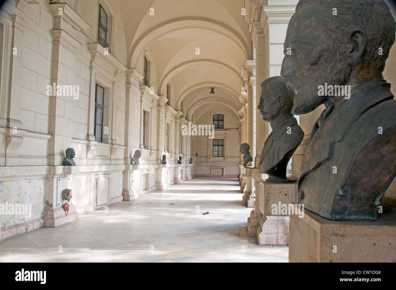 Ministero dell Agricoltura e dello sviluppo rurale da attuare con i busti di ungherese leader storico di Budapest Ungheria Foto Stock