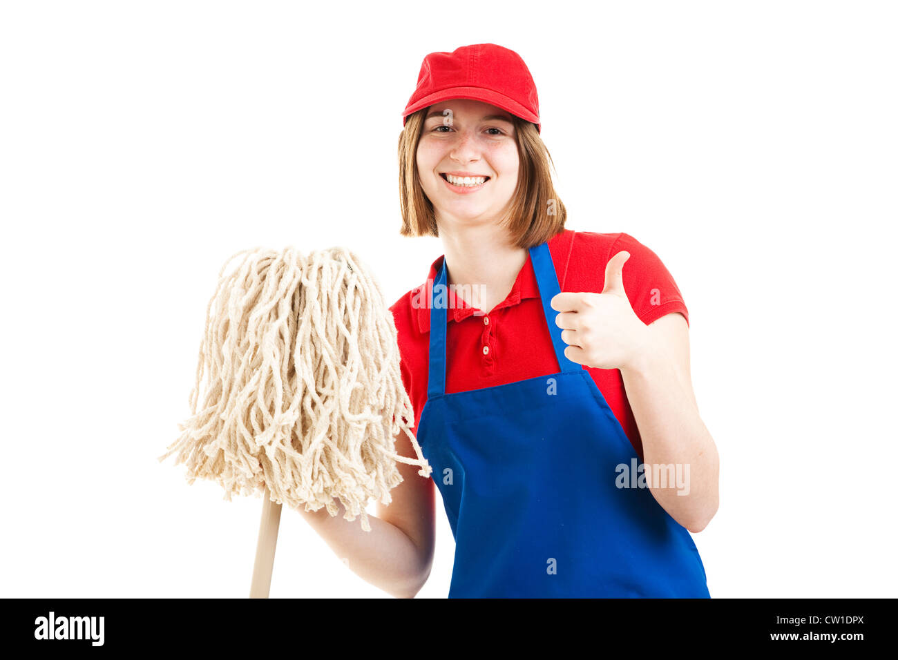 Ragazza adolescente in un uniforme di lavoro, tenendo un mop e dando il pollice in alto segno. Isolato su bianco. Foto Stock