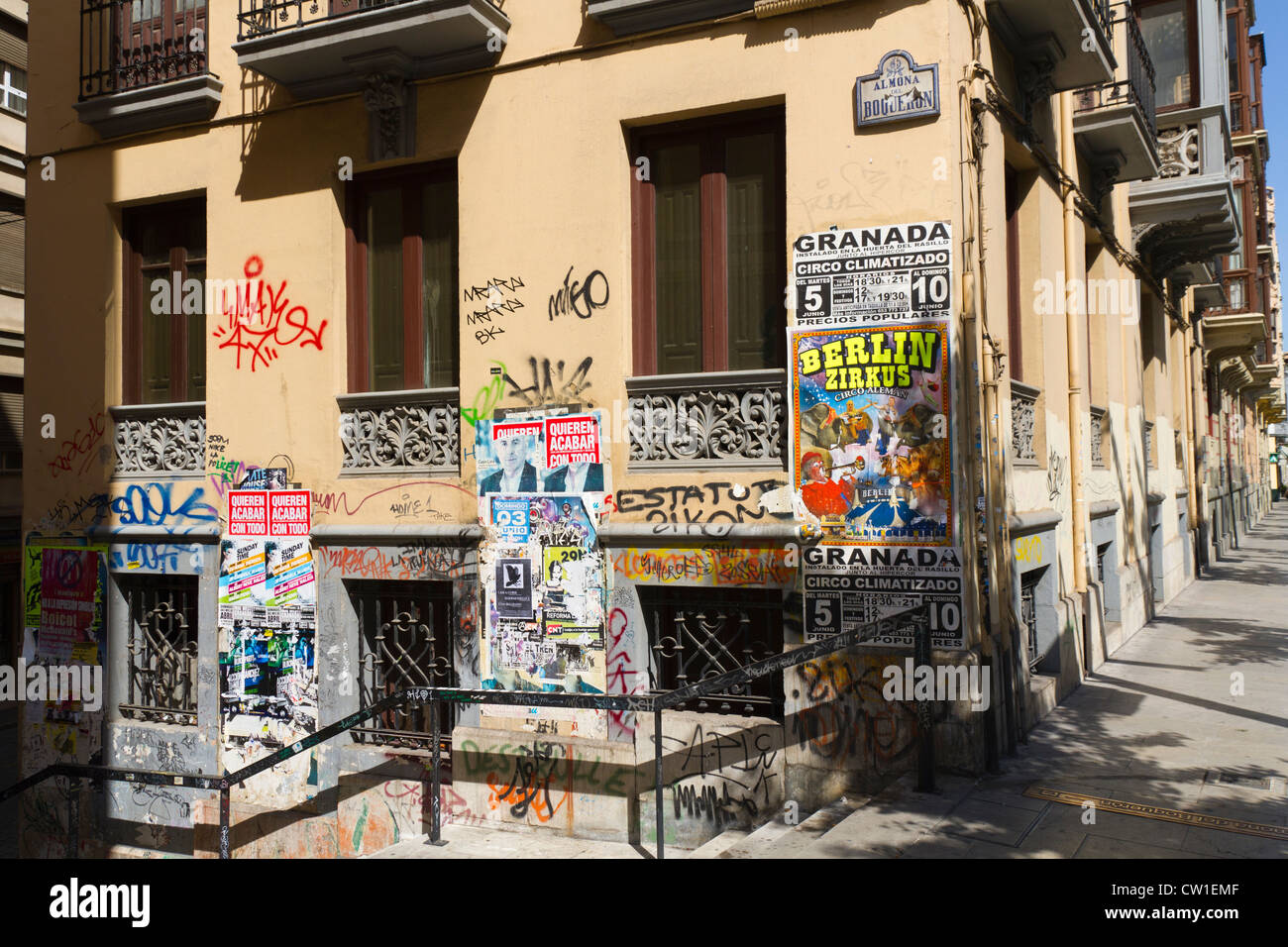 Graffiti su un edificio in Granada Spagna Foto Stock