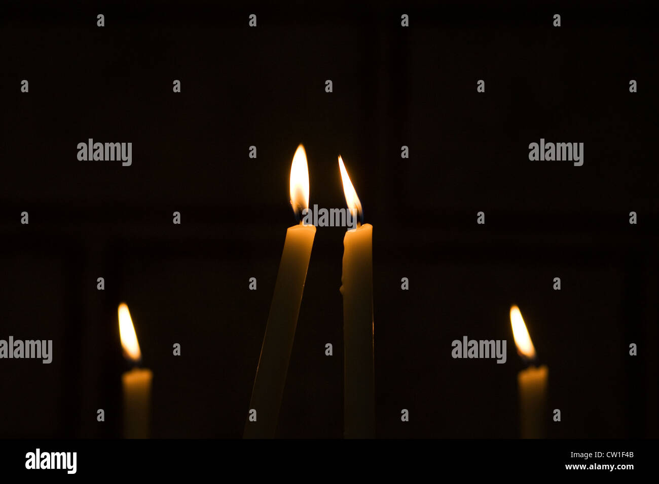 Quattro candele nelle tenebre. Foto Stock