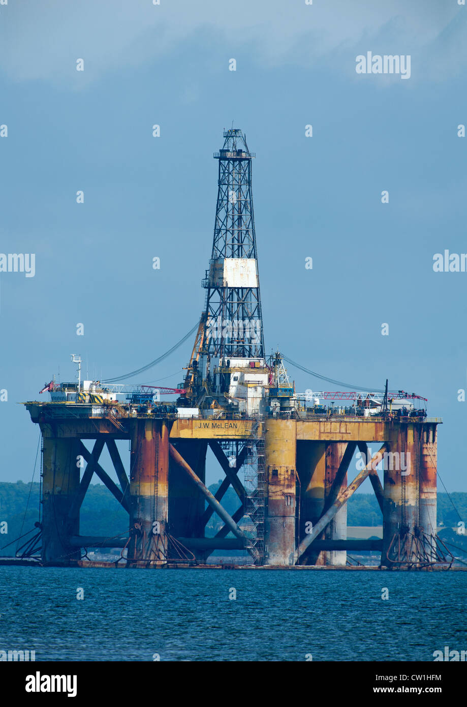 Oil Rig JW McLean, azionato dalla Transocean, essendo servito in Cromarty Firth. SCO 8282 Foto Stock