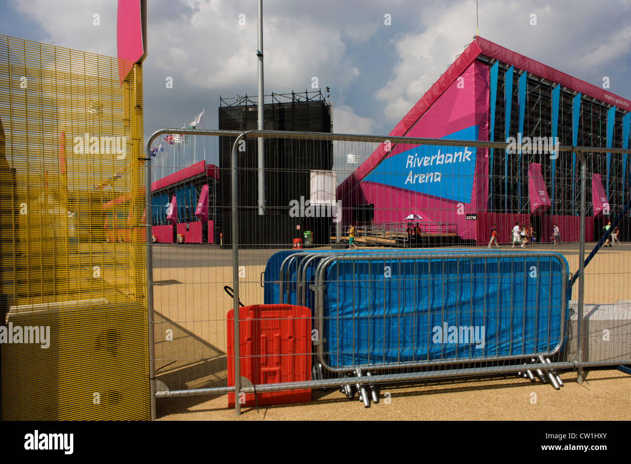 Il paesaggio di Riverbank Arena, sede del Hockey, investito nel Parco Olimpico durante le Olimpiadi di Londra 2012 ma anche come sede del futuro per il pubblico in generale - il suo scopo indecisi. Recinzioni e barriere di proteggere questa area protetta durante una partita di hockey è giocato e gli spettatori la linea la sede al di fuori della vista. Questa terra è stata trasformata in un 2.5 sq km complesso sportivo, una volta che le imprese industriali ed ora sede di otto luoghi di interesse tra cui il principale arena, Aquatics Centre e Velodromo plus degli atleti del Villaggio Olimpico. (Più didascalie in Descrizione.). Foto Stock