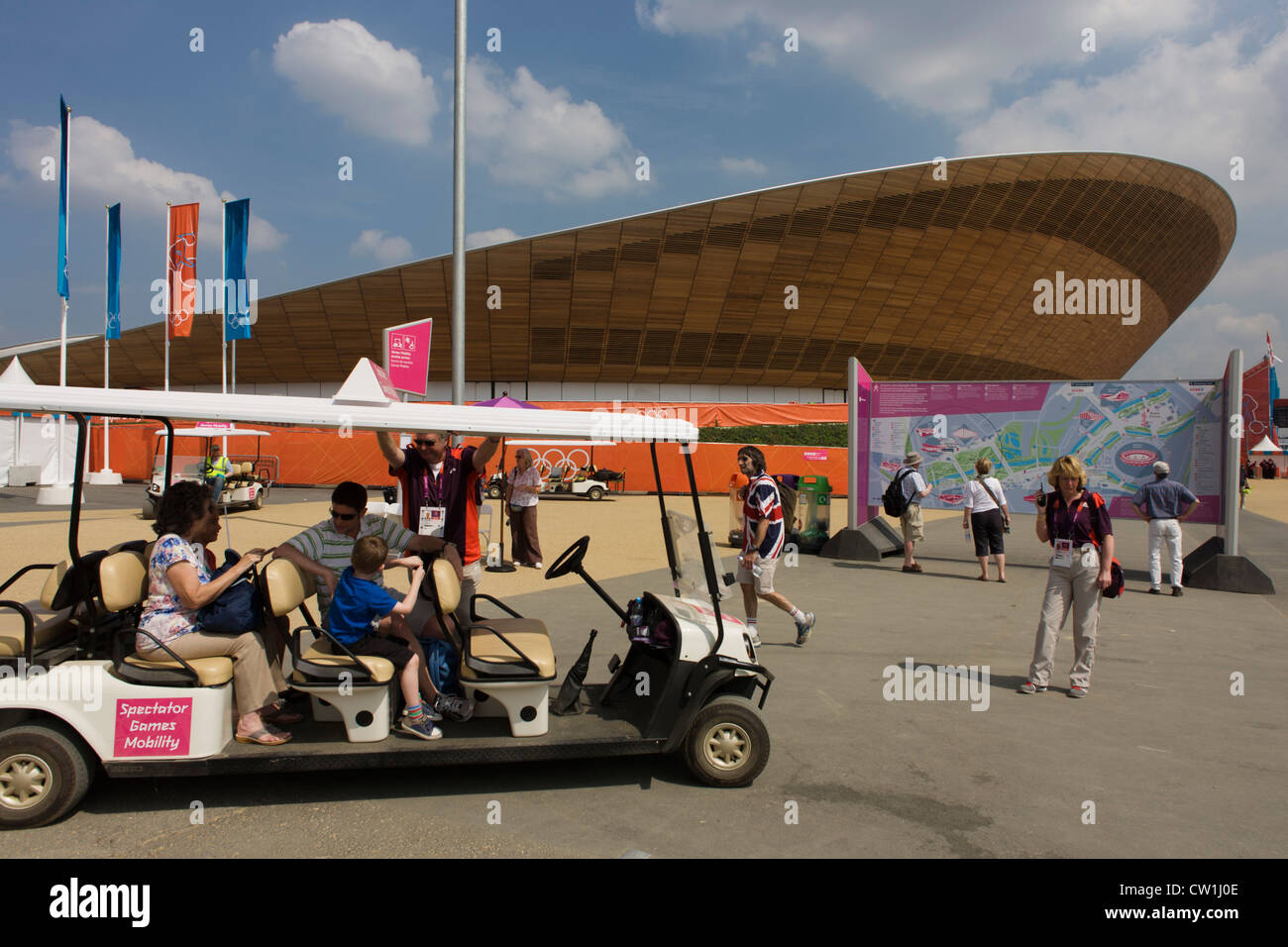 Un paesaggio di impianti e attrezzature al di fuori della curva del tetto in legno del Velodromo iconica durante le Olimpiadi di Londra 2012. La fattura definitiva per le Olimpiadi del 2012 potrebbe essere dieci volte superiore alla stima iniziale, secondo un inchiesta. Il costo previsto dei giochi quando Londra ha vinto la gara in 2005 era di £2,37 miliardi. Questa cifra è ora spiralata per più di £ 12 miliardi di euro e potrebbe raggiungere quanto £24miliardi, Sky Sport inchiesta precedenti. Le olimpiadi del settore pubblico del pacchetto di finanziamento che copre la costruzione di luoghi, di sicurezza e di polizia, è stato aumentato di circa £ 9.3bn Foto Stock