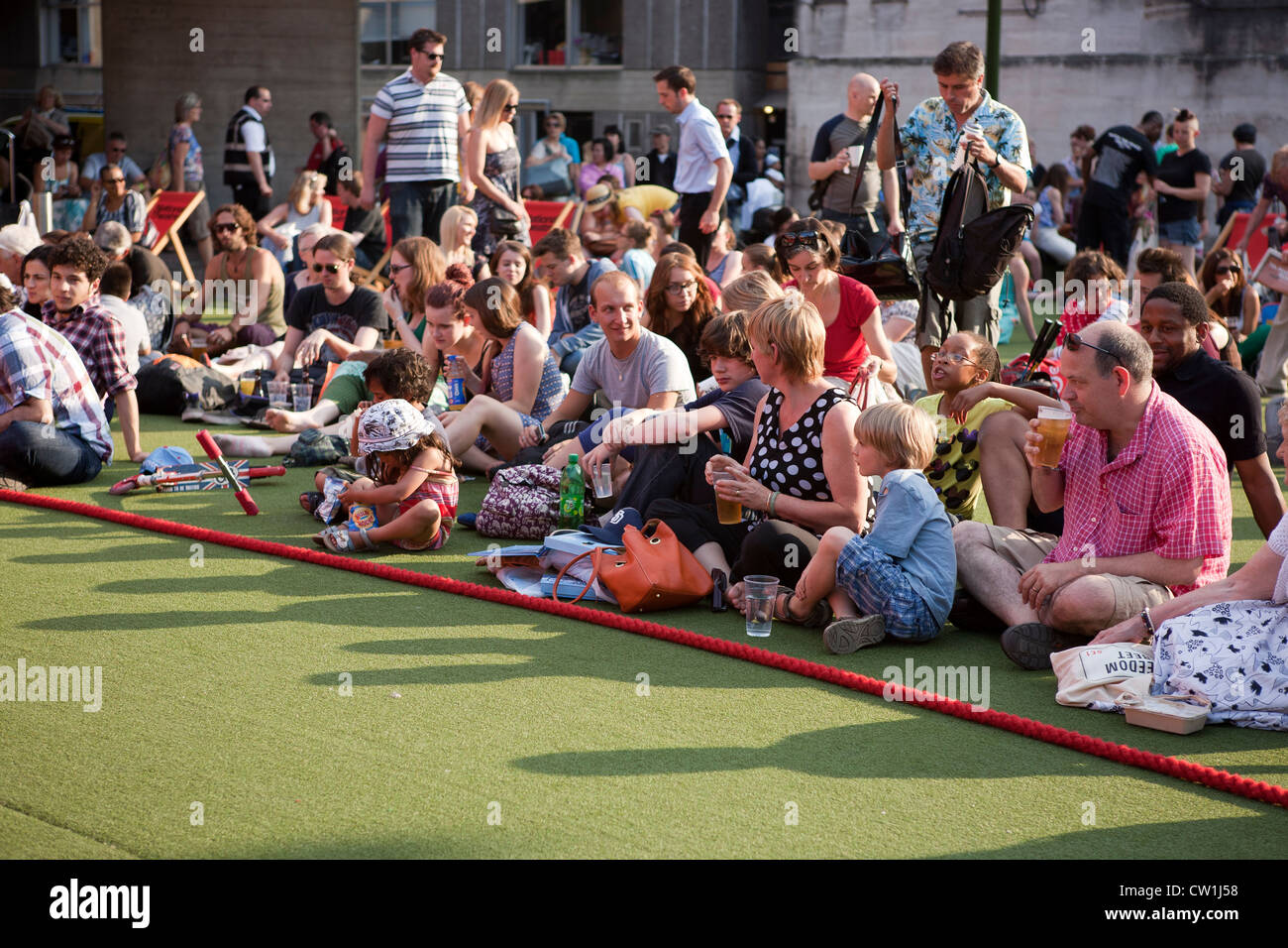 Londra,10/08/2012, le persone che frequentano la musica durante l'evento Southbank Art Festival, Londra,10/08/2012 Foto Stock