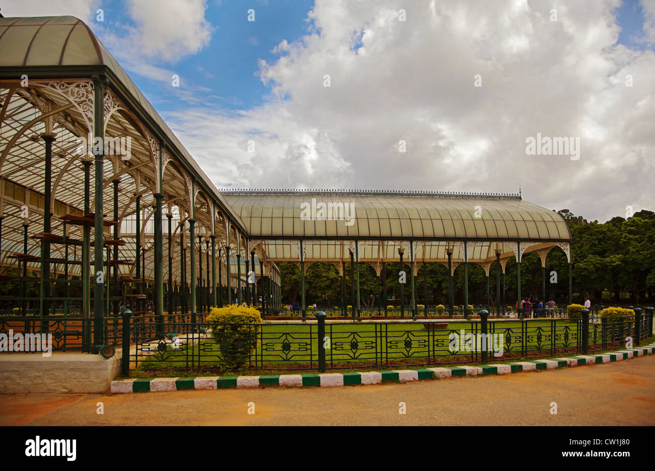 Prendere verticale di Bangalore Giardini Botanici padiglioni e la sua architettura fine XIX secolo. Conosciuto localmente come la casa di vetro Foto Stock