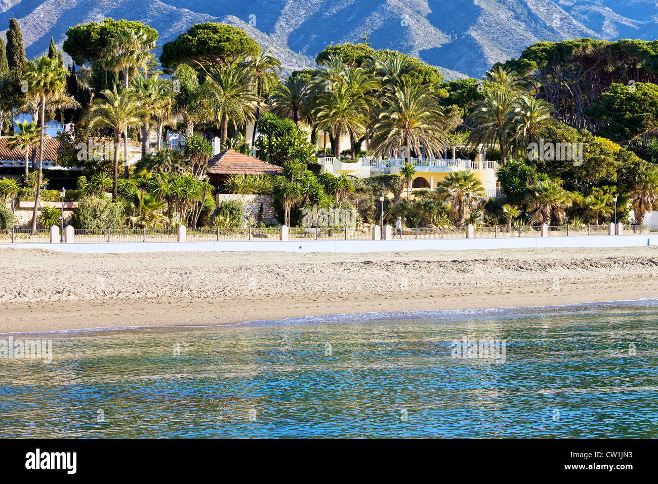 Marbella spiaggia sabbiosa di Costa Vacanze estate paesaggio dal mare Mediterraneo in Spagna, Andalusia regione Costa del Sol. Foto Stock