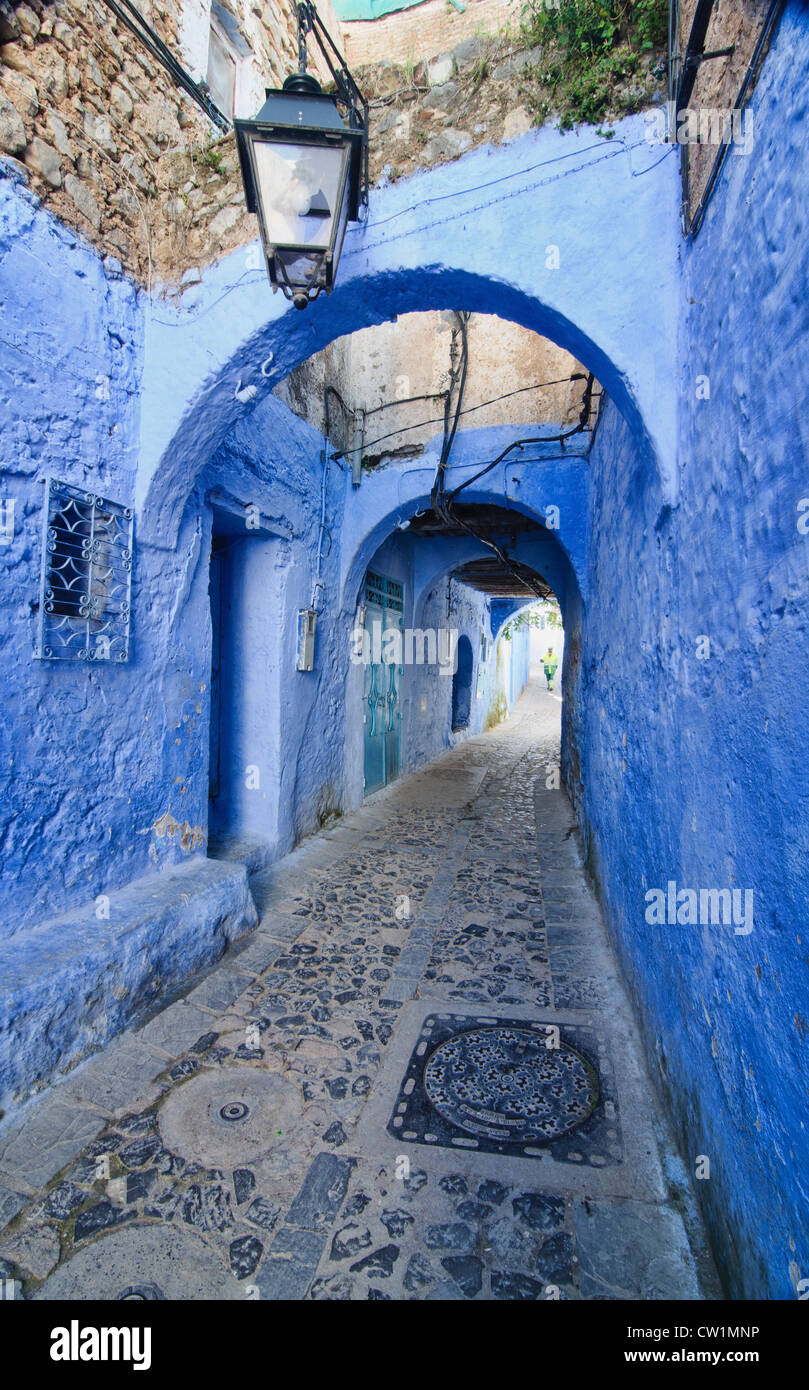 Scena di strada nel blu atmosferica città di Chefchaouen, Marocco Foto Stock