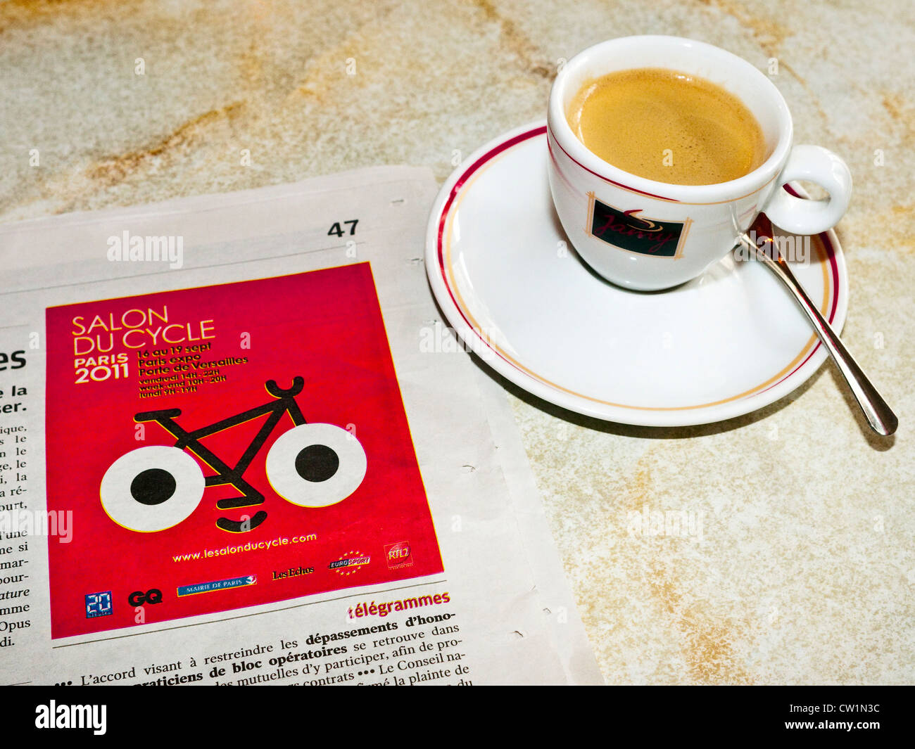 Mattina caffè e giornale di ciclismo spot - Francia. Foto Stock