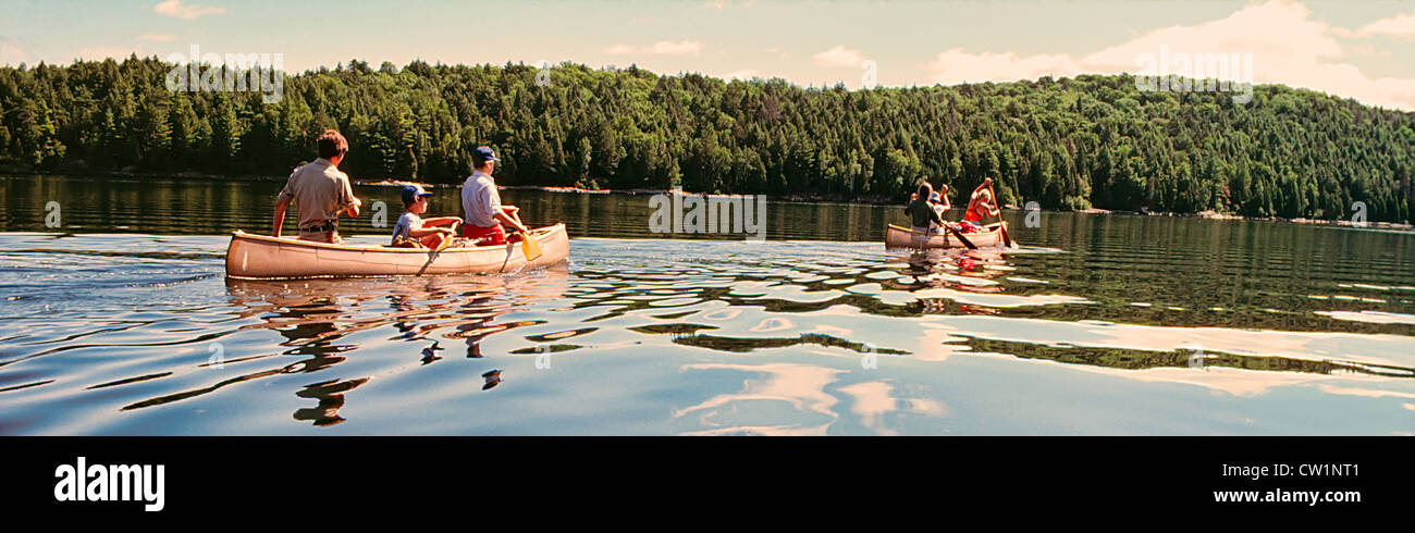 Un gruppo di giovani in canoa Algonquin Park in Ontario;Canada;l'America del Nord Foto Stock