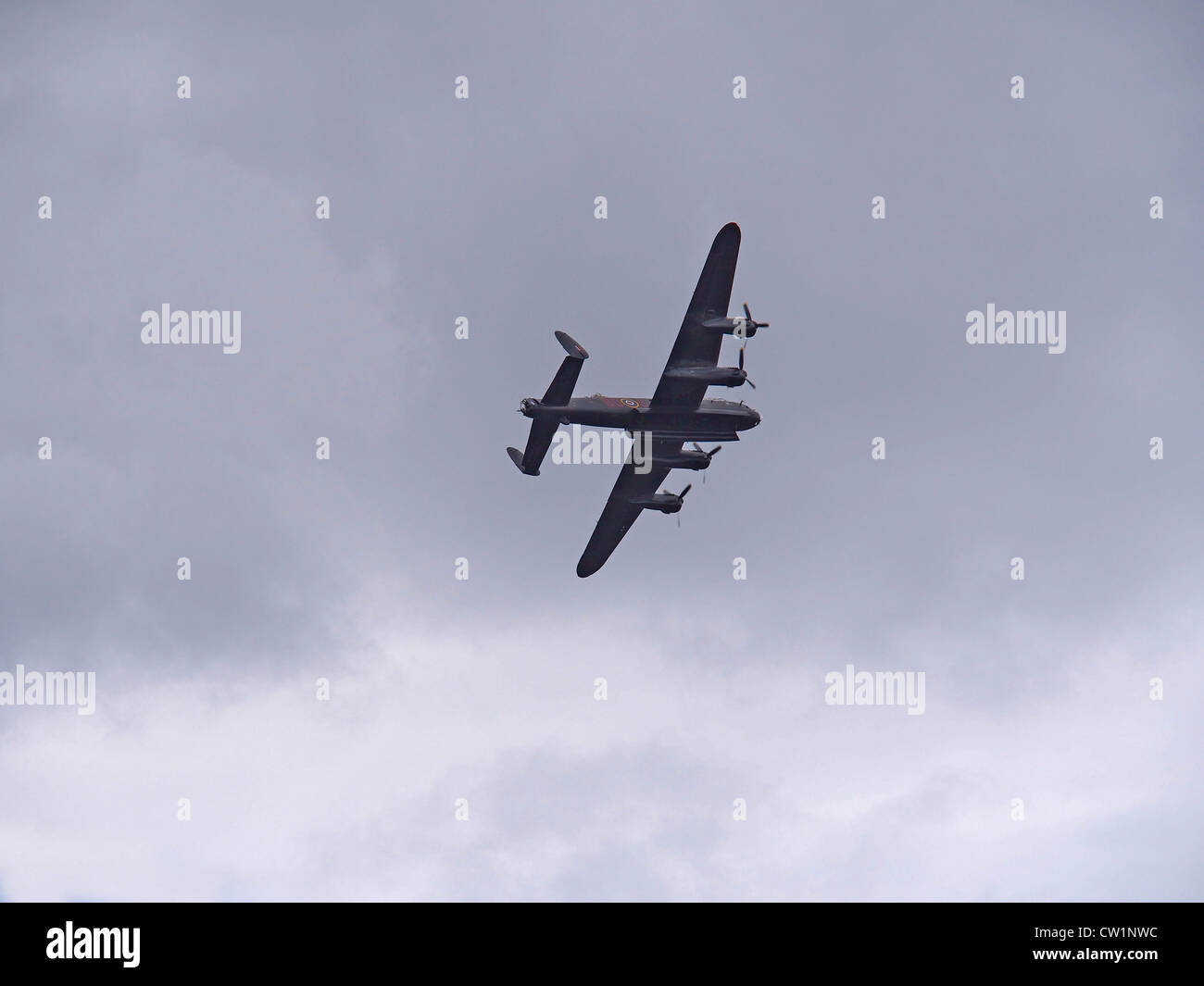 Lancaster aereo bomba con sportelli bancari aperti durante la visualizzazione aria a Essex & London premier veicolo militare show. Foto Stock