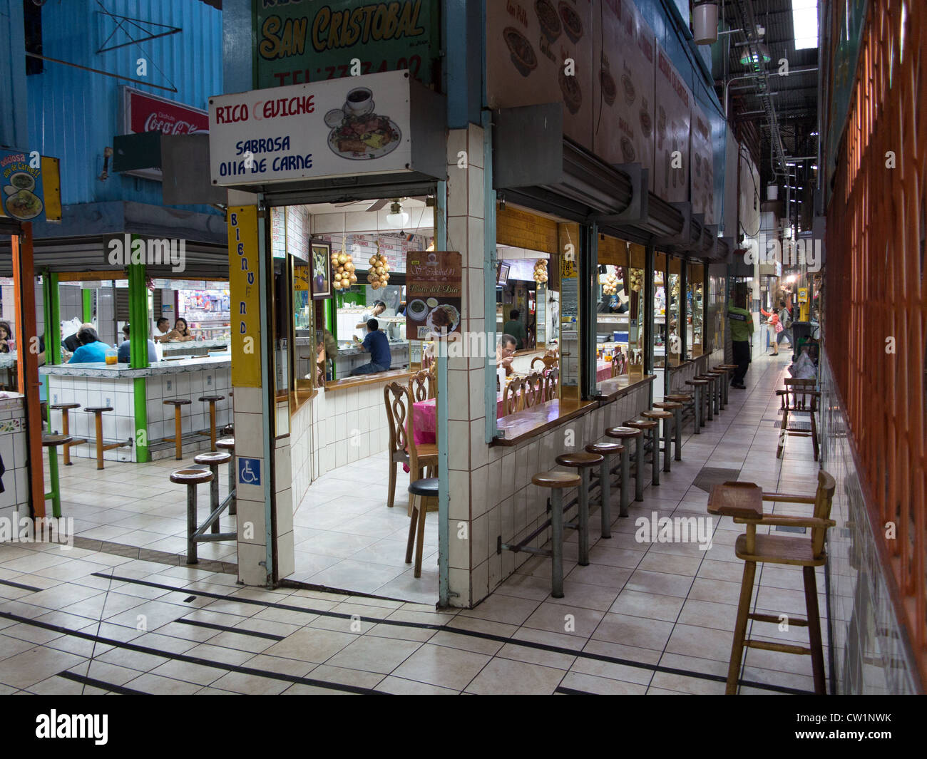 SAN JOSE, COSTA RICA - circa agosto 2012: Vicolo del Mercato Centrale di circa 2012 in San Jose, molto popolare di attrazione e il più grande mercato in città con più di 10.000 visitatori al giorno. Foto Stock