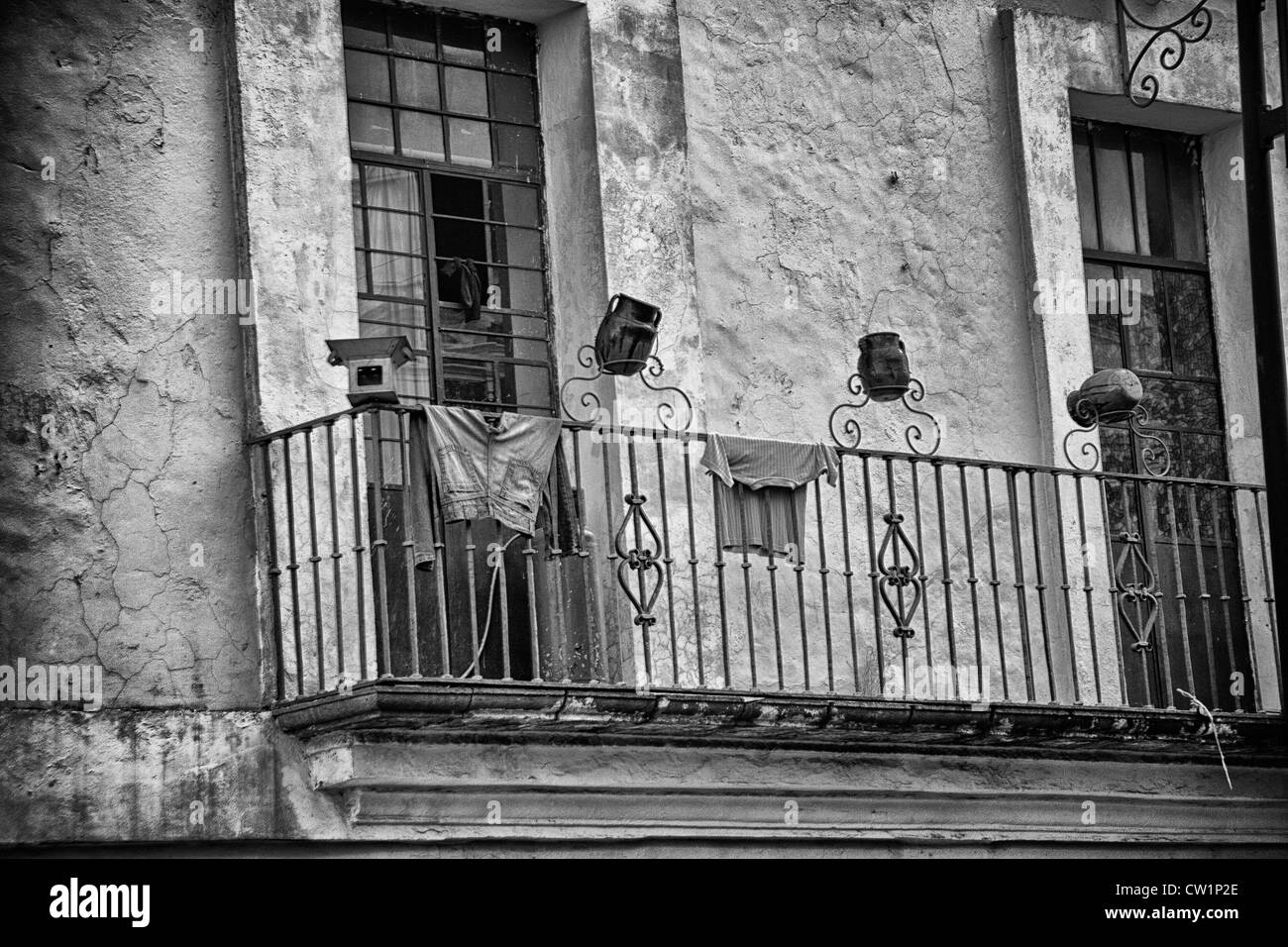 Vestiti appesi da balcone a Puebla, in Messico Foto Stock
